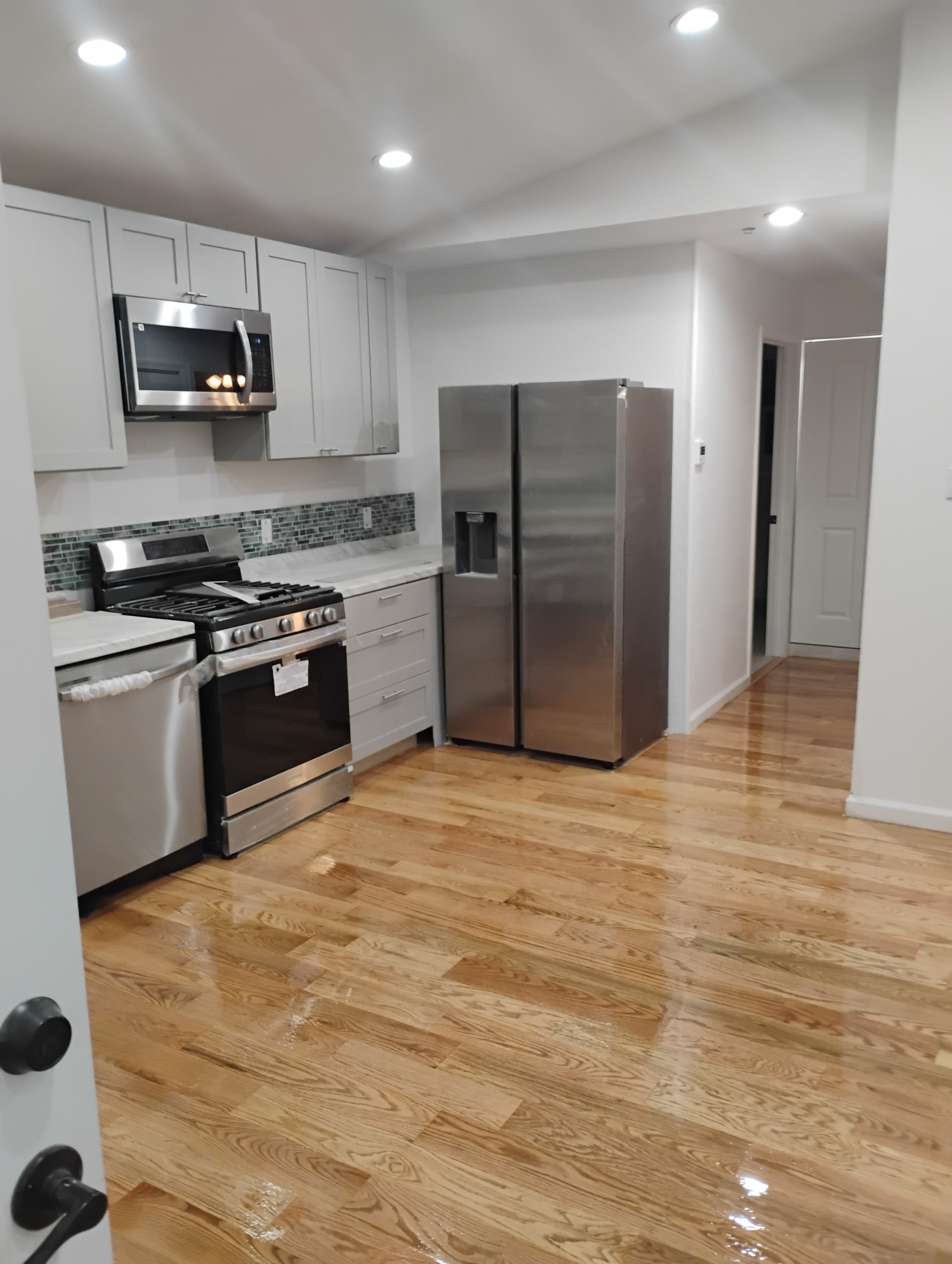 Kitchen remodel in Mariposa CA with hardwood floors and stainless appliances by DCB Design Create Build